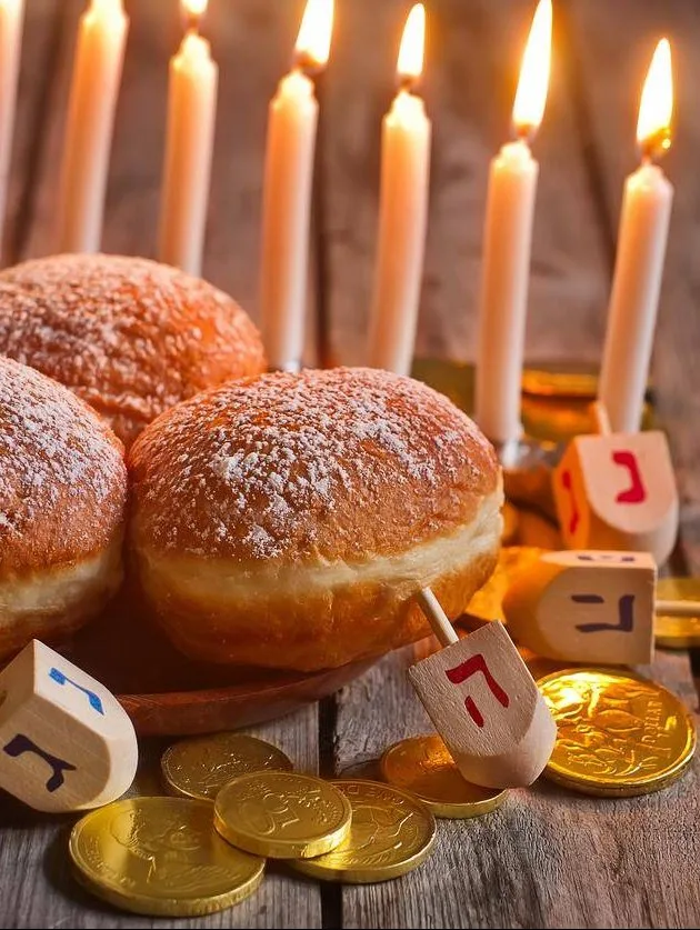 Пончики с сахарной пудрой, дрейдлы и свечи на Хануку