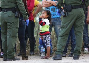 18990ad5-3fcb-4602-a3c5-f633b9387b89-300x213 U.S. Agents Take Undocumented Immigrants Into Custody Near Tex-Mex Border