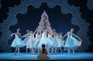 ar-nutcracker-snowflakes-tree-clara-sit_1000-300x199 ar-nutcracker-snowflakes-tree-clara-sit_1000