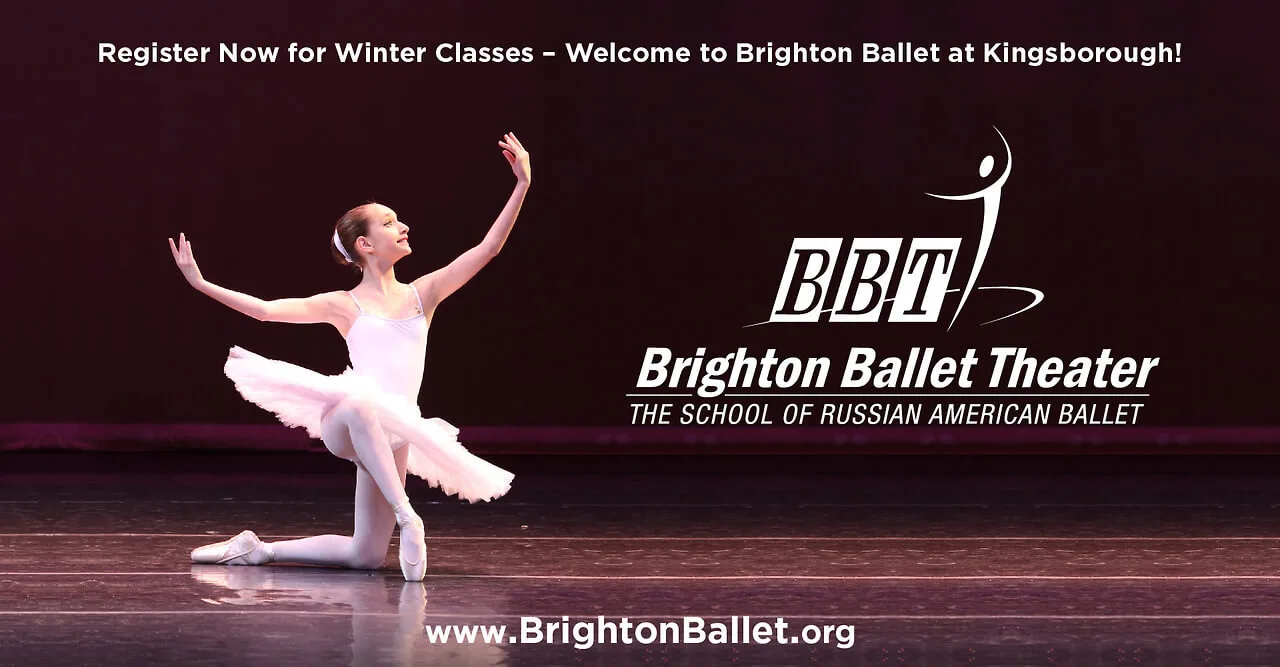 Балерина в белой пачке на сцене школы балета Brighton Ballet Theater