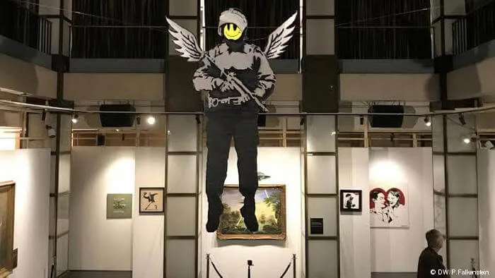 Экспонат на выставке работ художника Бэнкси в галерее.