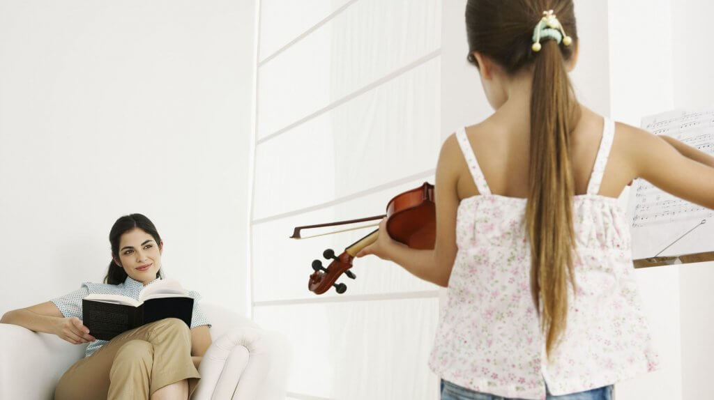 9b84fa47-1f9e-4ecd-8903-70712f9d4ccb-mom_watching_daughter_play_violin-1024x574 Родители-вертолеты: в чем опасность гиперопеки для детей