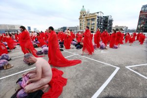 180709123409-spencer-tunick-nude-art-installation-7-300x200 Spencer Tunick Creates Nude Art Installation In Melbourne