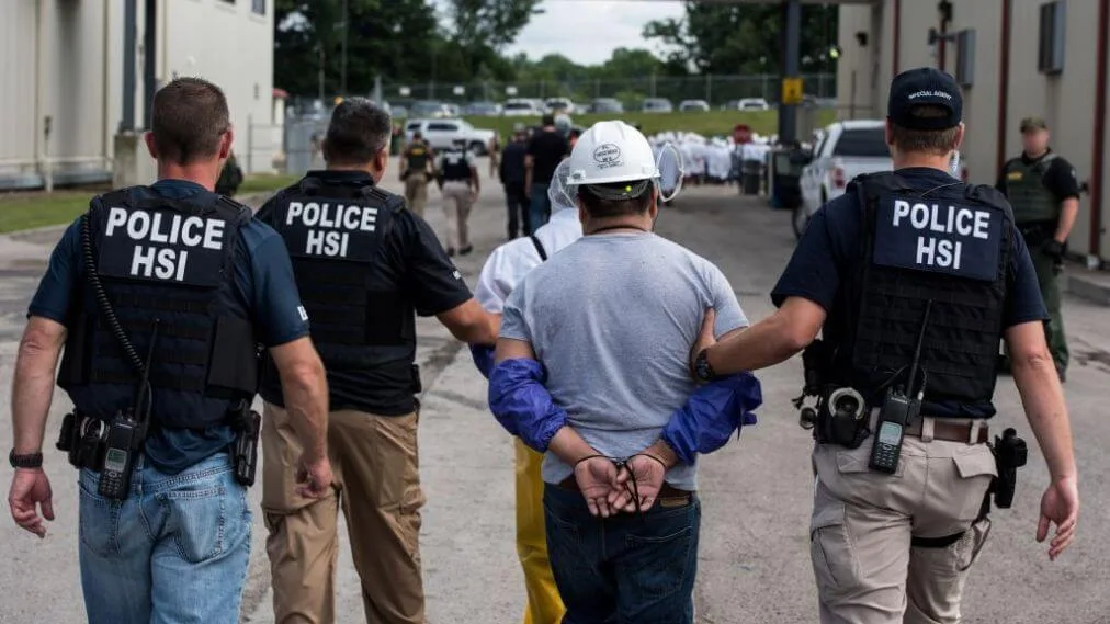 ice-raids-2000.jpg Федералы перешли черту: проверки иммигрантов нарушают законы штатов