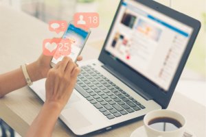 social-media-manager-1024x683-300x200 social-media-manager-1024x683