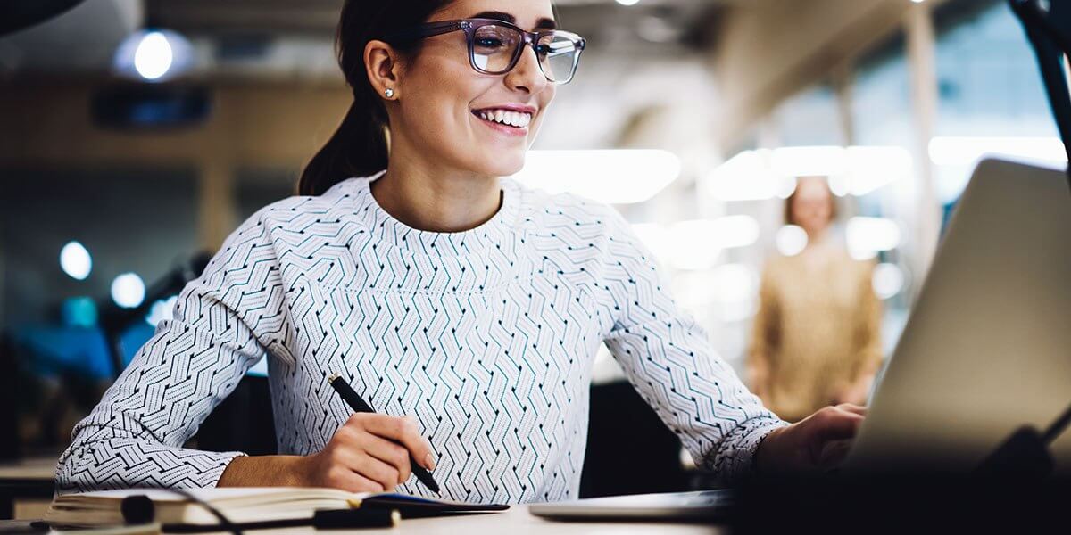 web3-woman-work-computer-happy-accomplishment-goals-shutterstock Лучшие вакансии недели для русскоязычных в США — 26 августа-1 сентября