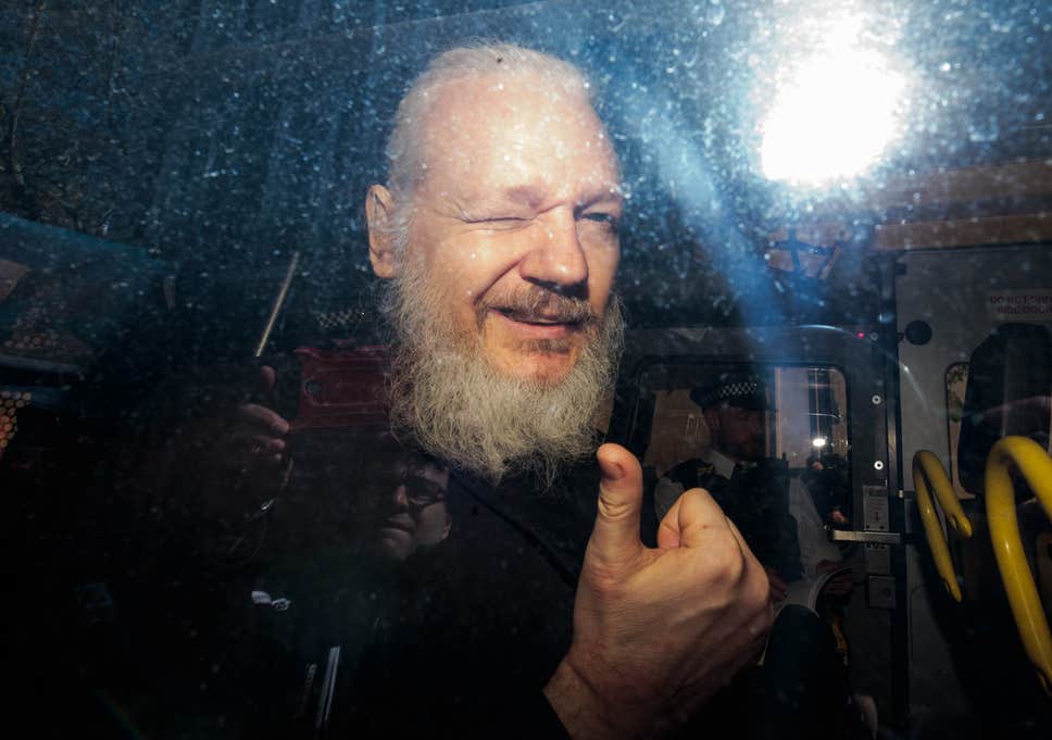 april-pics-year-4 Трамп предлагал помиловать Джулиана Ассанжа в обмен на помощь в российском деле