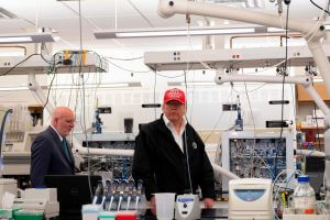 6-marta-prezident-Tramp-i-direktor-CDC-Robert-Redfild-osmatrivayut-laboratoriyu-CDC-300x200 6 марта президент Трамп и директор CDC Роберт Редфилд осматривают лабораторию CDC