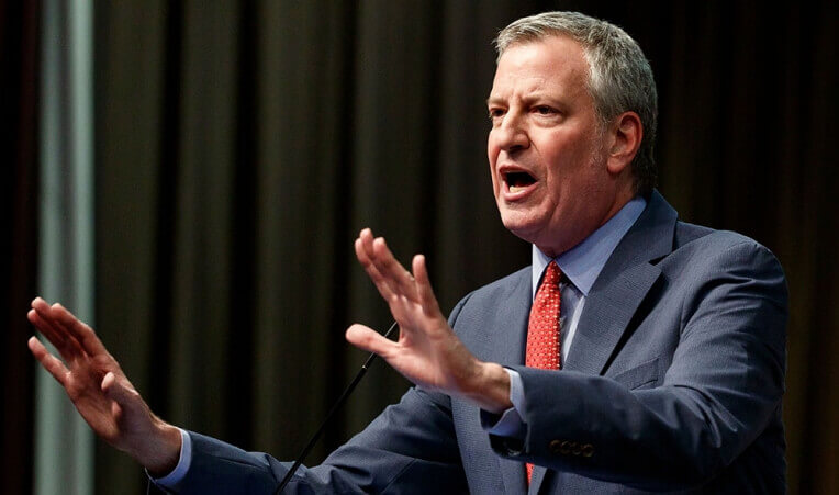 de-blasio-JUSTIN-LANE-EPA-EFE-Shutterstock-webonly Безработным иммигрантам без статуса дадут госпомощь в Нью-Йорке