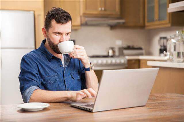 640-498832710-busy-man-working-at-home Лучшие вакансии недели для русскоязычных в США — 27 апреля-3 мая