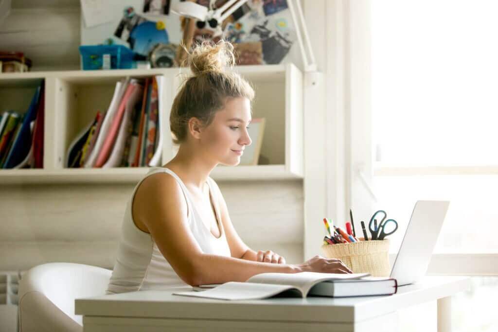Person-working-in-a-home-office-1024x683 Лучшие вакансии недели для русскоязычных в США — 27 апреля-3 мая