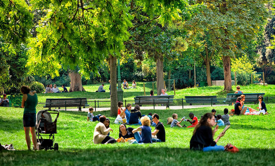 people-relaxing-in-park-monceau-visions-of-our-land Американцы устали от карантина и перестают его соблюдать