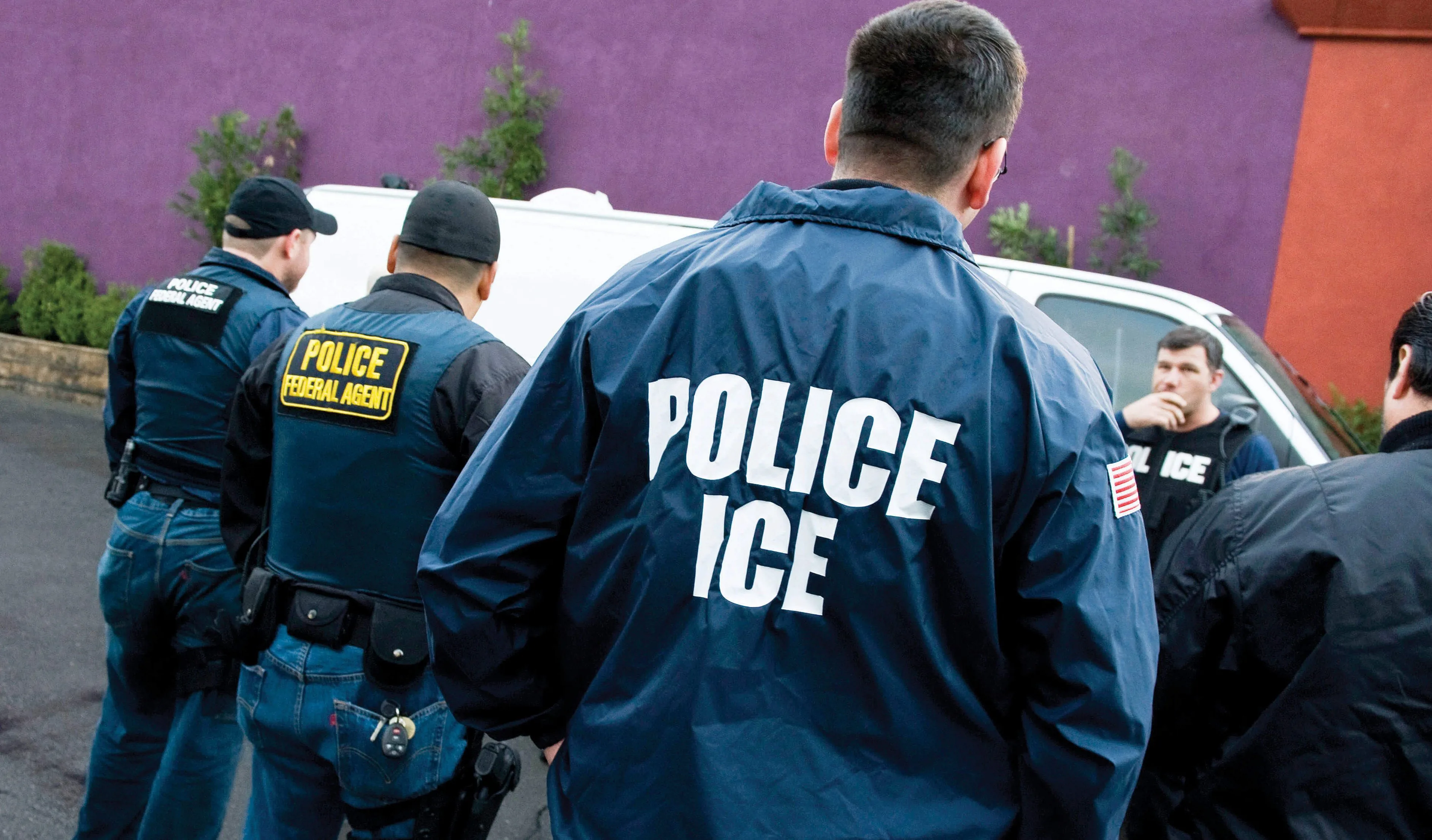 Сотрудники иммиграционной полиции ICE в куртках с надписями