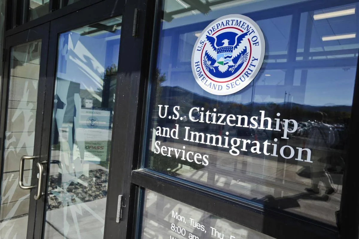 USCIS.jpg Иммиграционная служба не даст второго шанса: из-за одной ошибки в документах - отказ