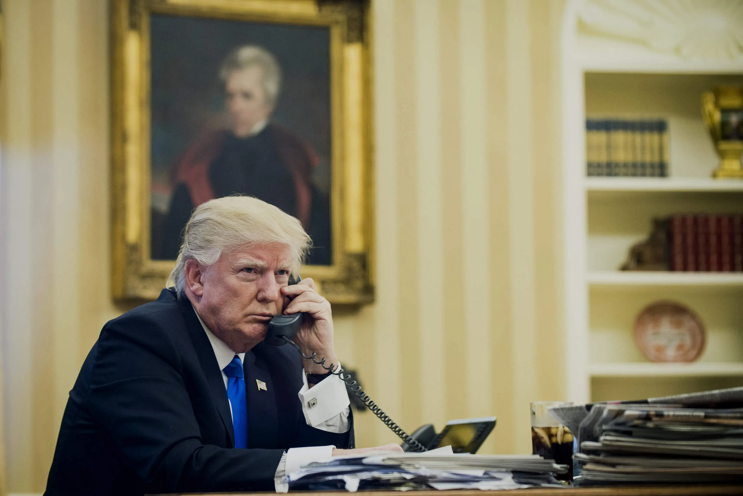 170315-trump-andrew-jackson-oval-office-njs-939a_e9579862d6adc38e9754b6b246754837.jpg Администрация Трампа забрала финансирование у программ помощи беженцам и иммигрантам в США