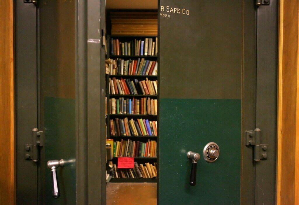 Komnata-v-Bruklinskoj-publichnoj-biblioteke-kuda-spryatali-redkie-detskie-knigi-posle-zhalob. Детские книги Доктора Сьюза тоже попали под "культуру отмены"