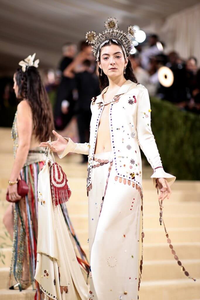 E_NFCLoWQAAyZPN-683x1024 Met Gala 2021: самые провокационные и эпатажные наряды на главном событии в мире моды