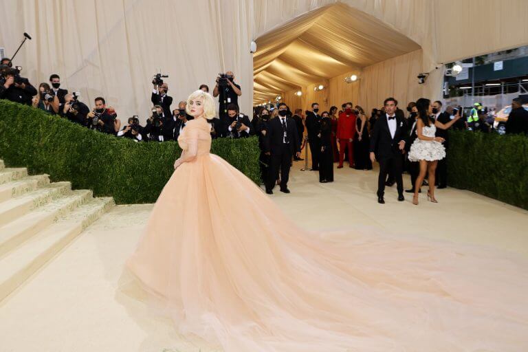 eb2b5a3018177bf899b73402e3605584-768x512 Met Gala 2021: самые провокационные и эпатажные наряды на главном событии в мире моды