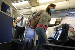 200722-united-airlines-mask-al-1018-300x200 Image: Airline passenger