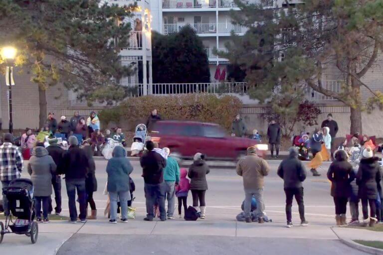 from-the-scene-photos-from-waukesha-wis-768x512 Трагедия на рождественском параде в Висконсине: пять человек погибли