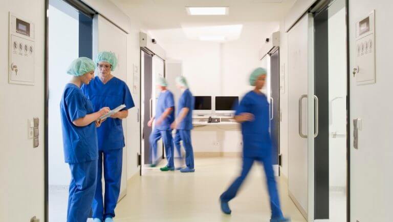 Travel-Nurse-Featured-768x433 Медсестры не хотят работать в одной больнице. Они зарабатывают в три раза больше, кочуя по стране