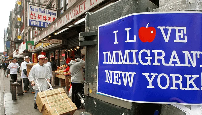 Плакат с надписью I Love Immigrant New York на уличной конструкции