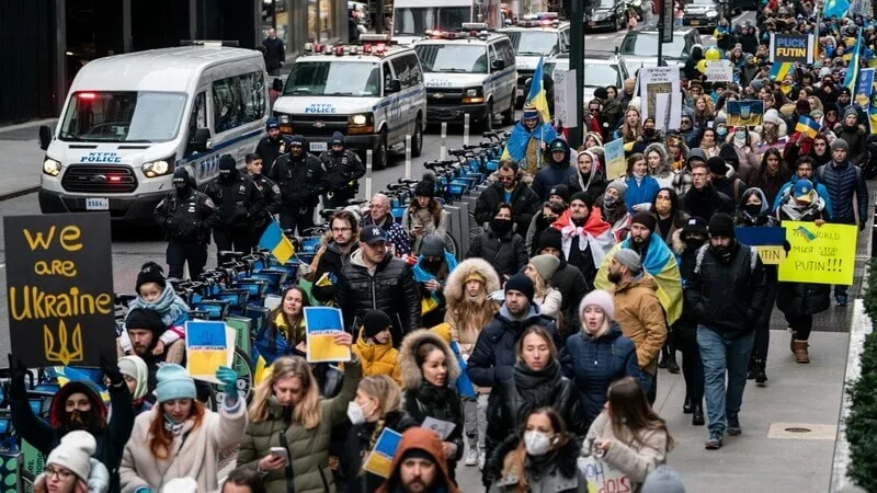 Участники шествия с украинскими флагами на улицы города