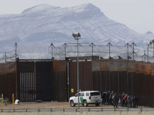 gettyimages-1238169104-c3cb21d5125ae7a036a2efa7e720aa7ca33c9b46-s1100-c50-300x225 MEXICO-US-MIGRATION