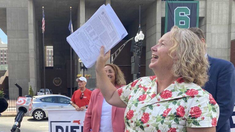 wendy-wakeman-drivers-license-signatures-1661370464-768x432 Массачусетс - первый штат, где заговорили о запрете на выдачу водительских прав иммигрантам без документов