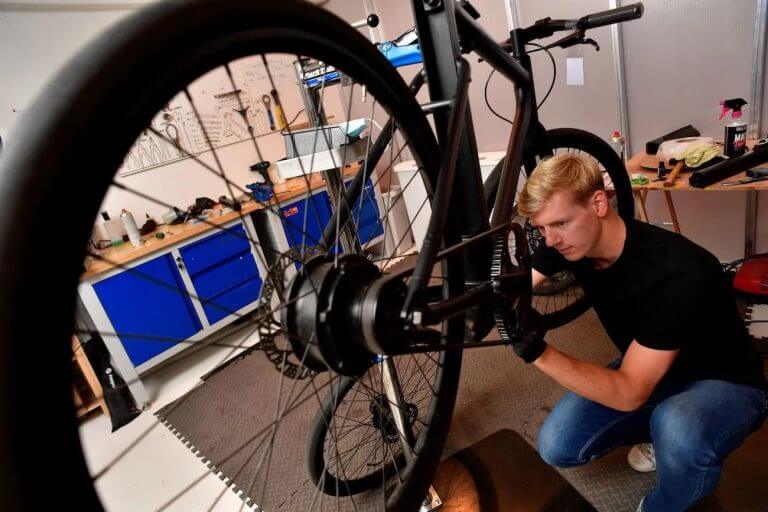 tech-working-on-electric-bike-768x512 Лучшие вакансии недели для русскоязычных в США – 7 - 14 сентября