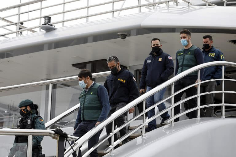 viktor-vekselberg-yacht-tango-fbi-768x512 ФБР обыскало недвижимость российского олигарха, “близкого к Путину” 