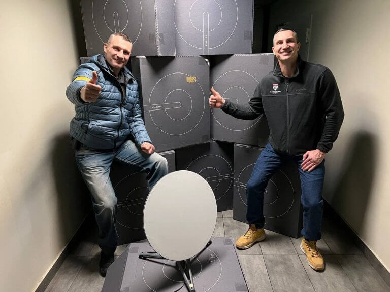 Wladimir_and_Vitali_Klitschko_with_a_Starlink_user_terminal-768x576 Илон Маск обиделся на Украину и отключает страну от интернета Starlink