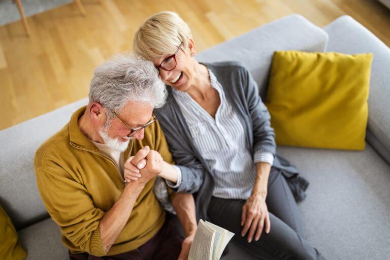 cheerful-senior-couple-enjoying-life-and-spending-2022-02-01-22-36-06-utc-768x512 Ежемесячные выплаты пособий вырастут в среднем на $140
