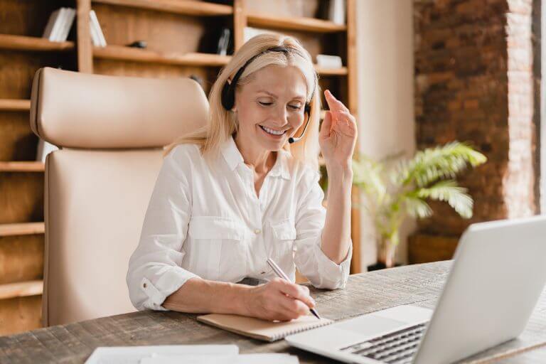 it-support-agent-secretary-wearing-headset-taking-2022-01-21-19-22-59-utc-768x512 Лучшие вакансии для русскоязычных в США: 5 - 12 октября