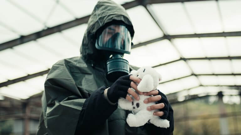 man-wearing-a-gas-mask-finds-a-stuffed-animal-in-a-2022-05-16-16-22-08-utc-768x432 Какие районы Нью-Йорка и Вашингтона будут мгновенно уничтожены ядерной бомбой… И в каких районах есть все шансы выжить