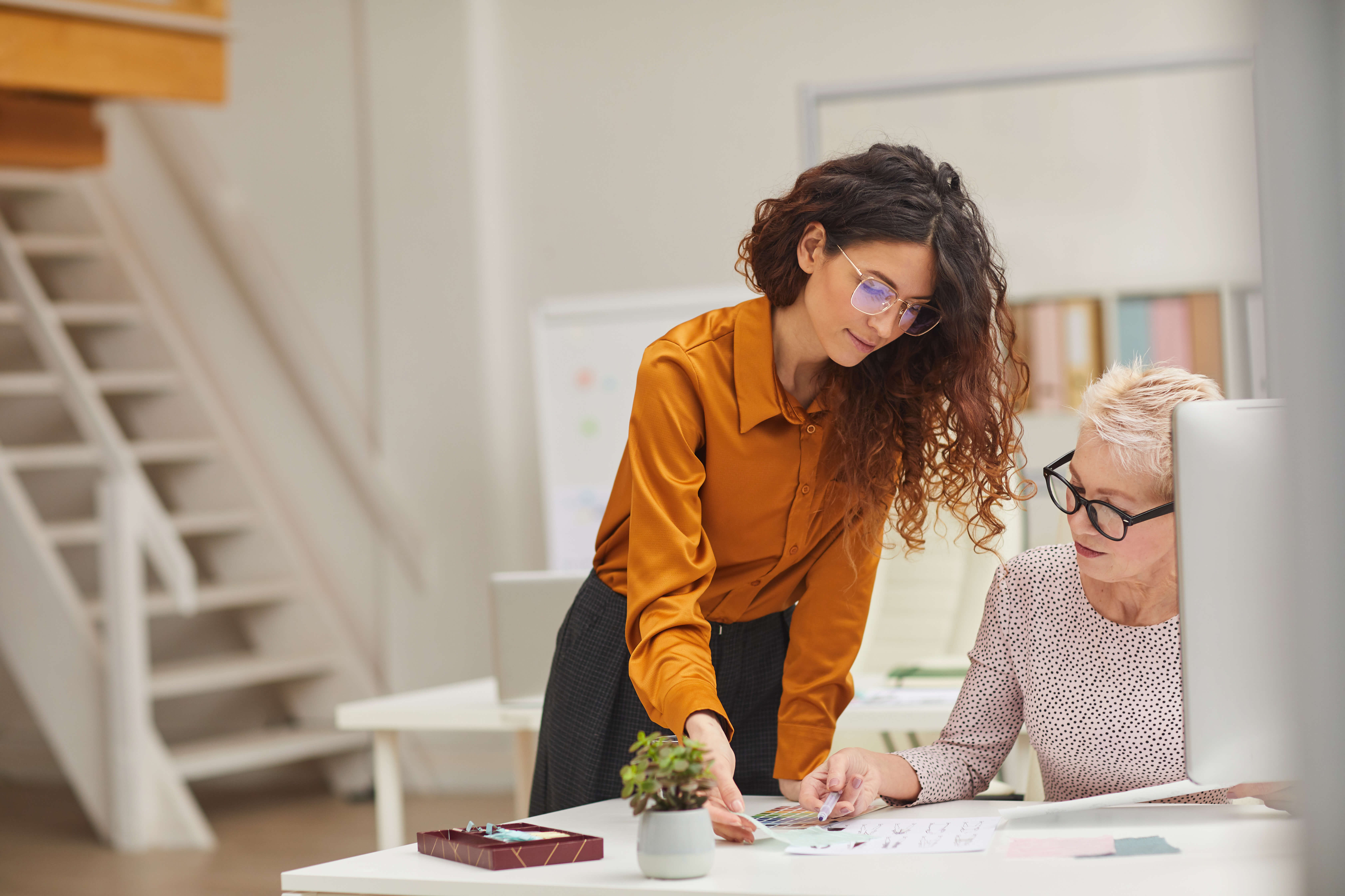 two-designers-coworking-in-office-2022-02-02-04-48-41-utc Лучшие вакансии для русскоязычных в США: 12-18 сентября
