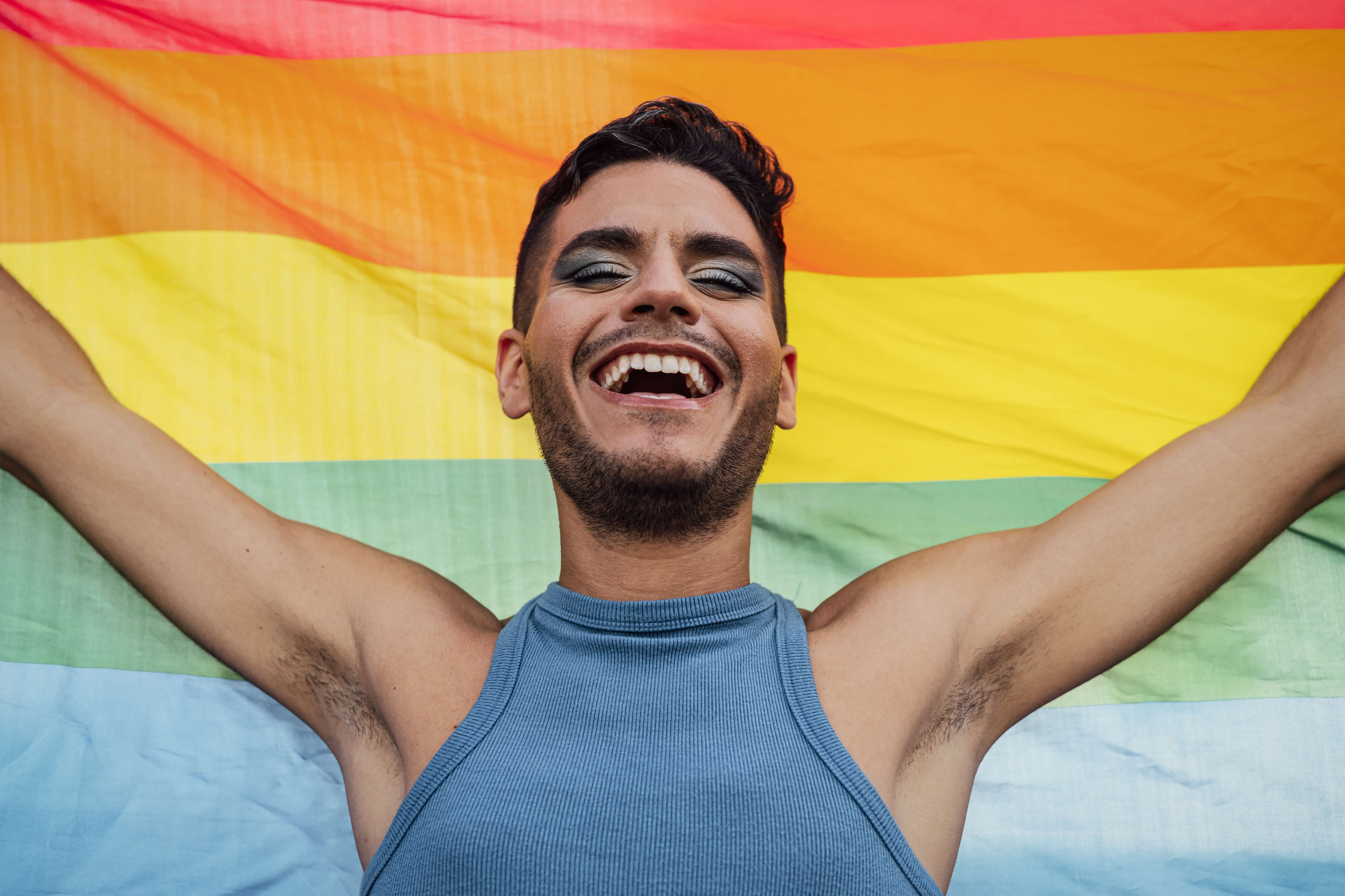 Иммиграция для ЛГБТ. Может ли получить убежище гей, который был женат на  женщине | Rubic.us