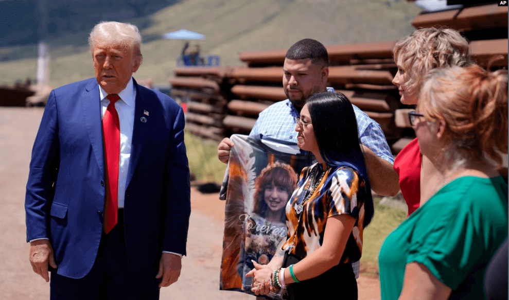 Tramp-i-skorbyashhie-rodstvenniki-ubityh-immigrantami Трамп, скорбящие матери и снайперы: экс-президент побывал на границе в Аризоне