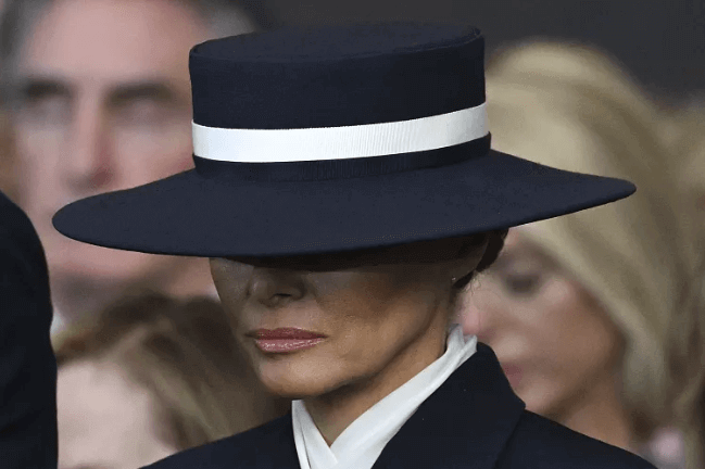 Melaniya-na-inauguratsii-v-shlyape Шляпа Мелании и фиолетовый выбор Джилл: какие послания несут образы на инаугурации Трампа