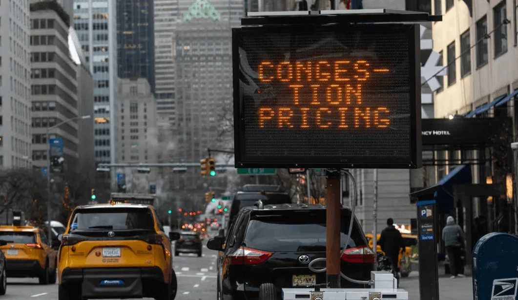 Электронное табло с надписью Congestion Pricing на улице Нью-Йорка.
