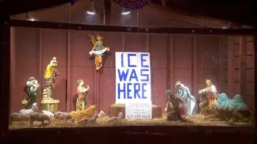 dedham-church-ice-nativity-scene Иисуса, Марию и Иосифа арестовала иммиграционная полиция
