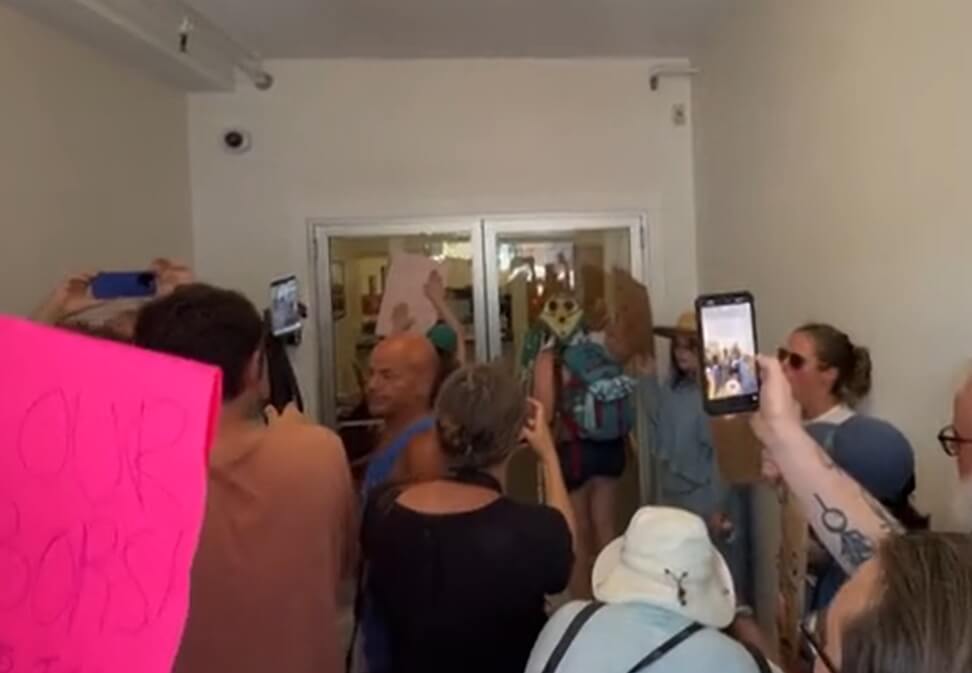 Protestuyushhie-prishli-k-ofisu-senatora-Syuzan-Kollinz В штате Мэн айсы застрелили иммигранта: это уже вторая жертва федералов за неделю