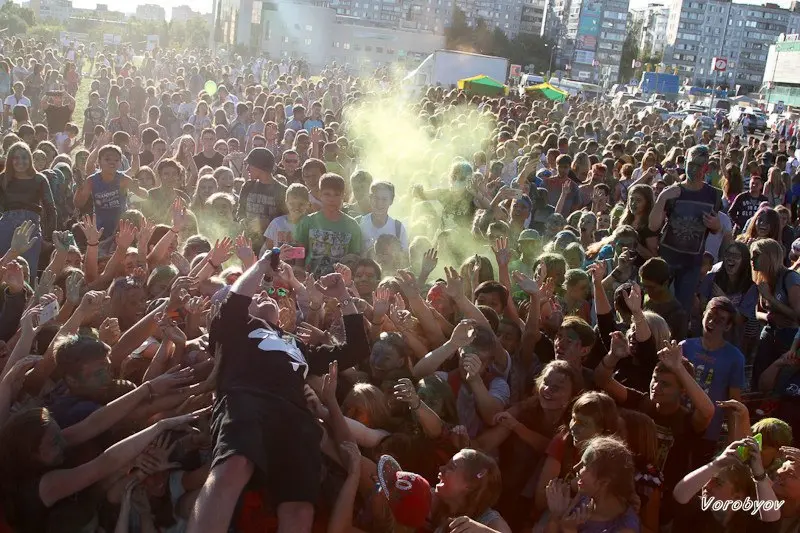 On-tour-with-the-Holi-Festival-of-Colors-Moscow-August-2016.jpg Жизнь после убежища: музыкант гей из Беларуси прошел через шелтер, жил в машине и вернулся к творчеству в США